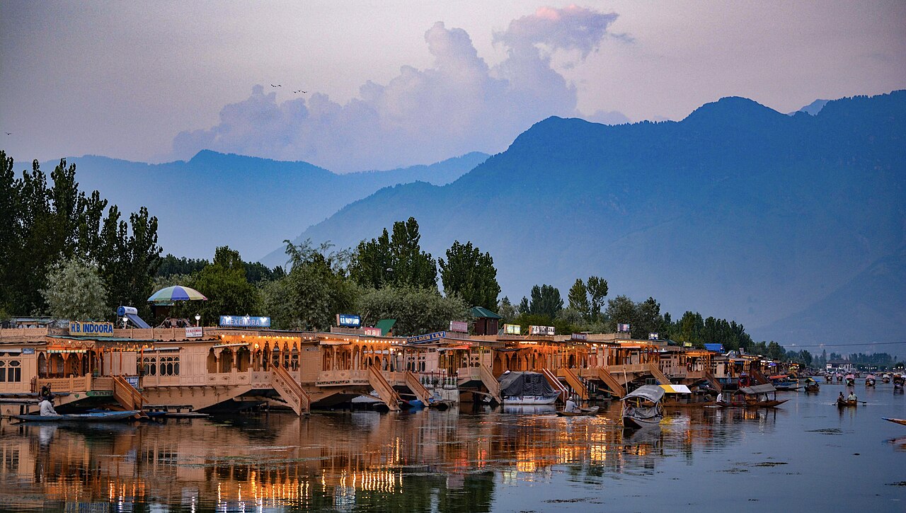 Dal Lake houseboats for understanding Kashmir trip cost and stay categories